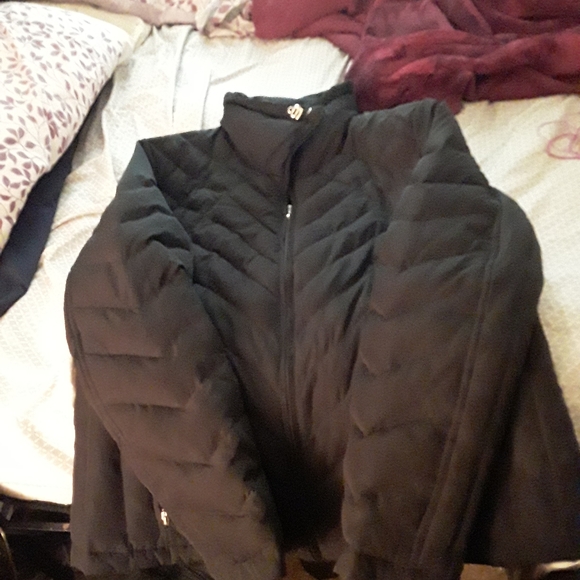 Woman puffy coat - Picture 2 of 3